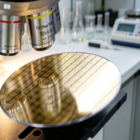 英特尔GaN芯粒为何做到19微米？为什么AI服务器越来越依赖GaN电源芯片？